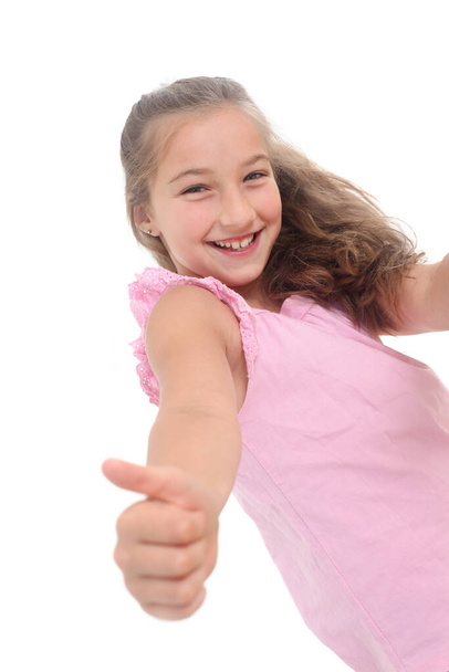 fröhliche Preteen Mädchen zeigt positive Geste mit der Hand, Daumen nach oben auf weißem Hintergrund - Foto, Bild