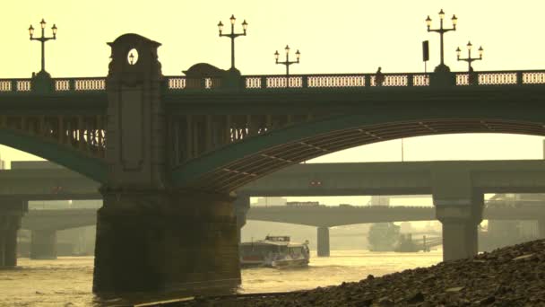 Barco pasando por debajo del puente ferroviario en la mañana, Londres
 - Imágenes, Vídeo