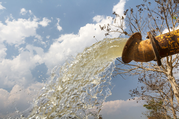 Pumppu vesi täytä säiliö, varastointi ennen kuivuutta kesällä
 - Valokuva, kuva