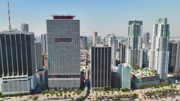 grattacielo edifici nel centro del distretto di Miami Brickell in Florida, Stati Uniti. Megapoli americano con quartiere finanziario degli affari nella giornata di sole. - Filmati, video