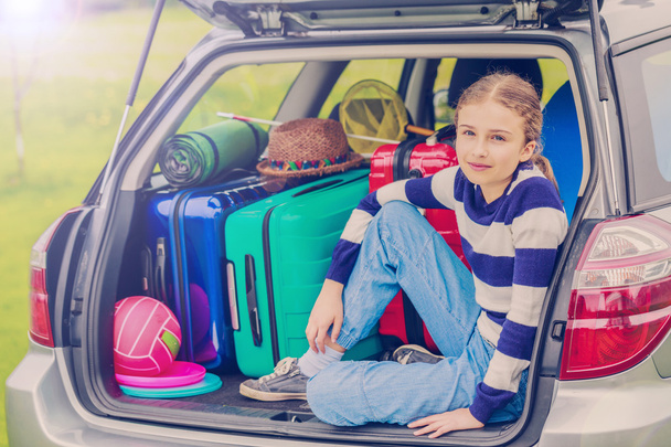 Letní prázdniny, mladá dívka připravena pro cestování - Fotografie, Obrázek