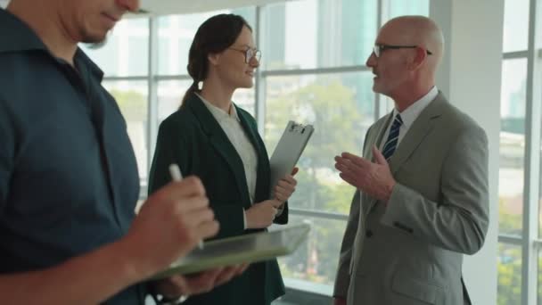 Rack zaměření mužské dospělé vedoucí společnosti mluvit s manažerkou při setkání v kanceláři - Záběry, video