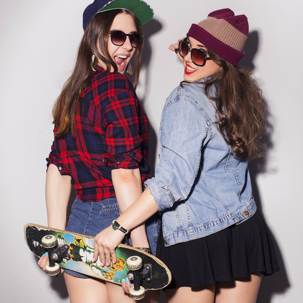 zwei schöne brünette Frauen (Mädchen) Teenager verbringen Zeit miteinander - Foto, Bild