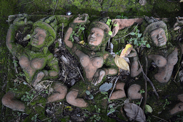 Tuin en Boeddha terracotta - Foto, afbeelding