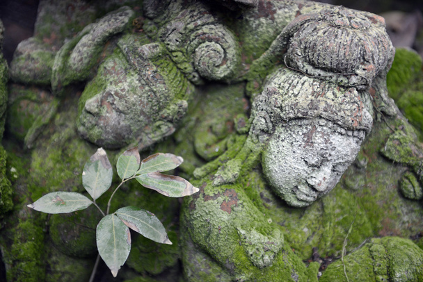 Κήπος και Βούδα τερακότα - Φωτογραφία, εικόνα