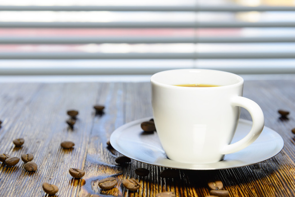 csésze kávé a konyhaasztalon - Fotó, kép
