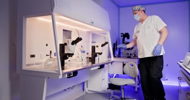 Az emberi petesejt mesterséges megtermékenyítését laboratóriumi eszközökkel végző embriológus. Fejlett reprodukciós tudomány és IVF-eljárások folyamatban. - Felvétel, videó