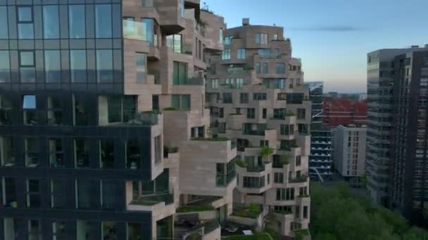Terraced Fasada Doliny Apartamenty W Amsterdamie Zuidas, Holandia. Wznoszący się strzał drona. Wysokiej jakości materiał 4k - Materiał filmowy, wideo