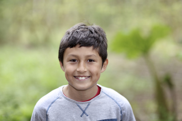 Młody chłopak rasy mieszanej w lesie - Zdjęcie, obraz