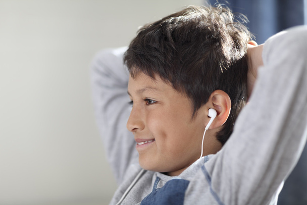Joven niño sonriente con auriculares
 - Foto, imagen
