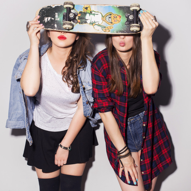 Two beautiful brunette women (girls) teenagers spend time togeth - Fotografie, Obrázek