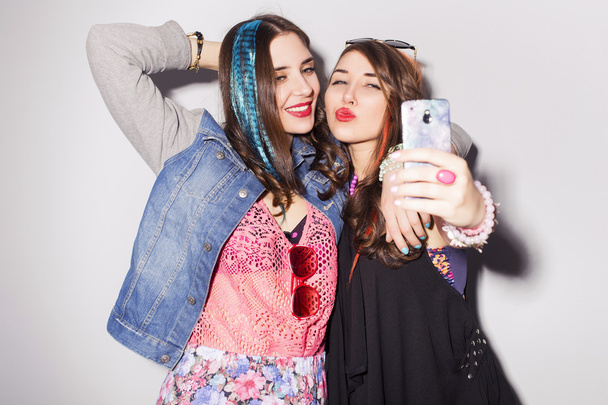 zwei schöne brünette Frauen (Mädchen) Teenager verbringen Zeit miteinander - Foto, Bild