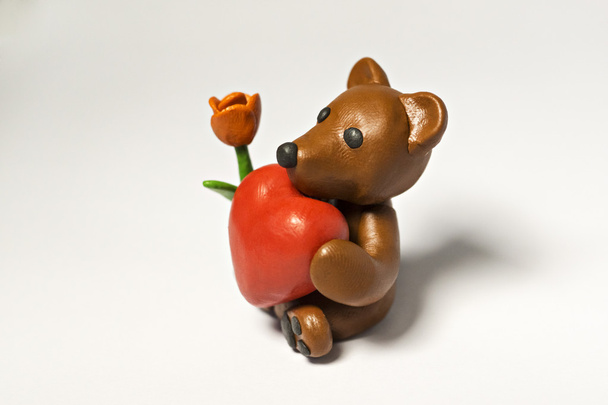 Пластилиновый медведь с цветами и восемью
 - Фото, изображение