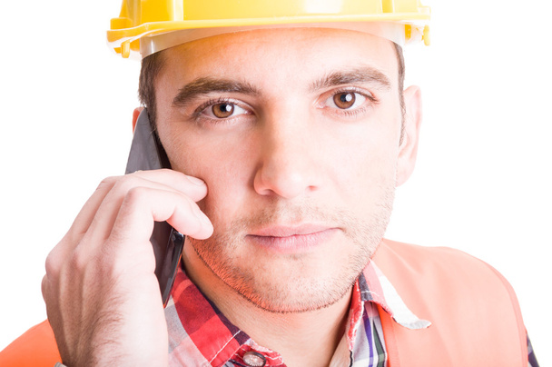 Constructor moderno hablando en su smartphone
 - Foto, imagen