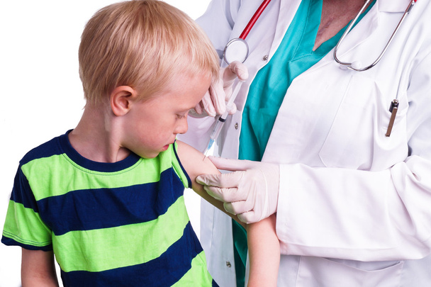 pequeno menino é dado uma injeção pelo médico de família
 - Foto, Imagem