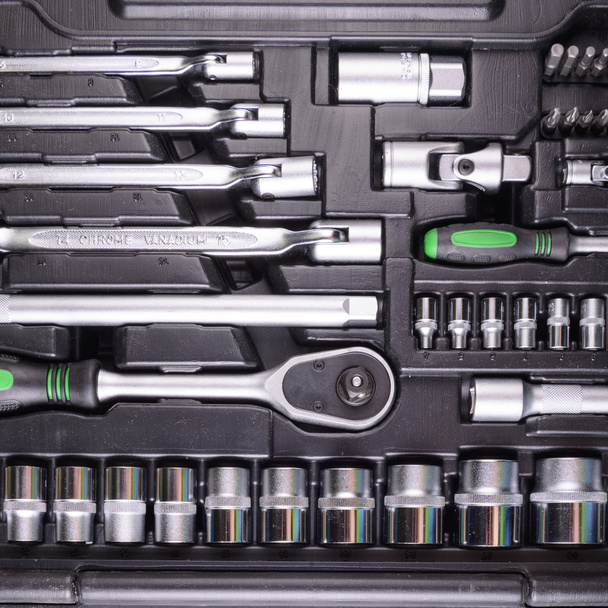 chaves de fendas e chaves de fenda na caixa de ferramentas
 - Foto, Imagem