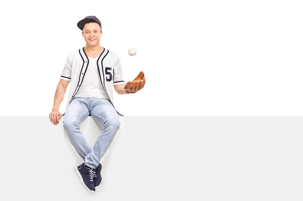 Молодий чоловік грає з бейсболом
 - Фото, зображення