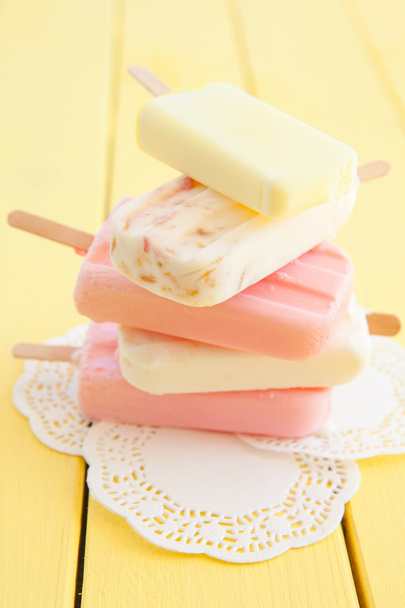 variedade de gelados picolés
 - Foto, Imagem