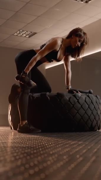 Femme athlétique effectuant consciencieusement des exercices dans la salle de gym, s'efforçant d'atteindre une belle forme du corps. Ses muscles souples et sculptés témoignent de ses progrès constants dans l'entraînement et son - Séquence, vidéo