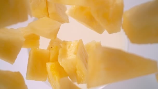 Super Slow Motion Shot van ananas bezuinigingen gevolgd door Camera Falling in melk met 1000fps. Gefilmd met High Speed Cinema Camera, 4K. - Video