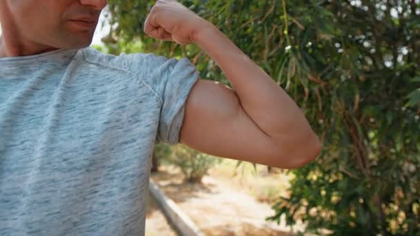 Man Flexing His Strenght In The Arm.  - Záběry, video