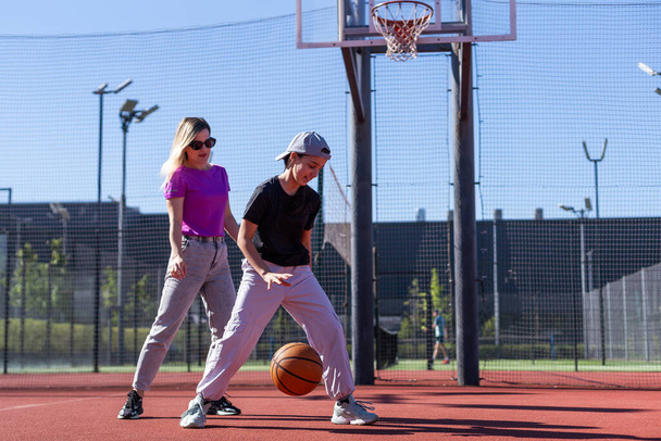 mother and daughter play basketball. High quality photo - Foto, imagen