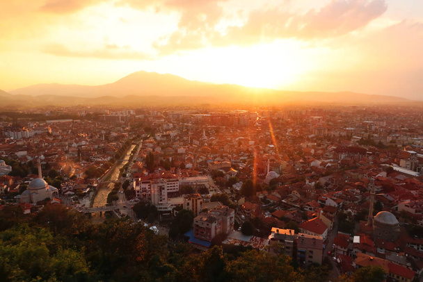Vista desde la Fortaleza de Prizren hacia el casco antiguo de Prizren, cubierta por la luz dorada del sol durante la puesta del sol, Prizren, Kosovo 2022 - Foto, Imagen