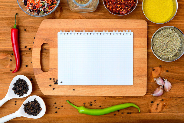 Copyspace πλαίσιο τροφίμων με σημειωματάριο χαρτί μπαχαρικά και μαγειρεύοντας εξαρτήματά σας - Φωτογραφία, εικόνα