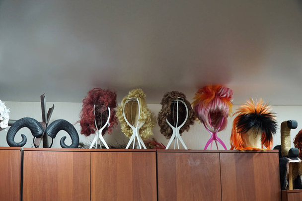 Різні перуки в роздягальні   - Фото, зображення