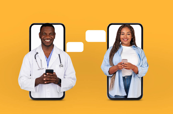 Beyaz önlüklü Afrikalı erkek doktor ve kadın hasta akıllı telefonlarıyla tele sağlık danışmanlığı yapıyorlar. Arkaplan parlak sarı ve birbirlerinin ekranlarında görünüyorlar. - Fotoğraf, Görsel