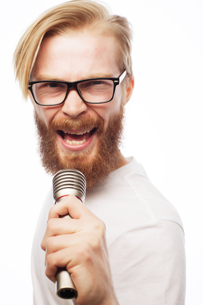 bir mikrofon tutan sakallı genç adam - Fotoğraf, Görsel