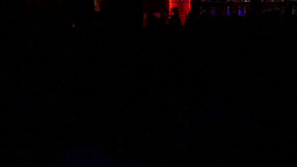 Sala Apolo Barcelona gece disko parti kalabalık - Video, Çekim