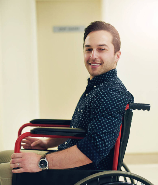 Портрет, інвалідне крісло та людина з посмішкою, медичною та довірою до лікарні, оглядом та фізіотерапією. Охорона здоров'я, клініка та особа з інвалідністю, здорові та щасливі для лікування мобільності. - Фото, зображення