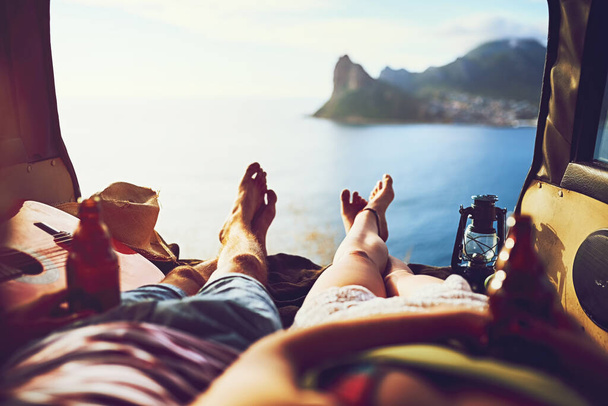 Pár, nohy a dodávka s výhledem na výlet do Kapského Města, plážová dovolená s odpočinkem v létě. Lidé, doprava a oceán s horou za svobodu v přírodě, sblížení na dovolené pro wellness. - Fotografie, Obrázek