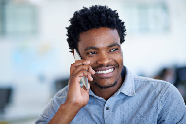 Feliz, hombre negro y consultor con llamada telefónica para la discusión amistosa, charla o propuesta en la oficina. Joven africano, hombre o agente que habla en un teléfono inteligente móvil para obtener consejos o conversaciones en línea. - Foto, imagen