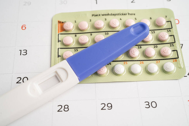 Τεστ εγκυμοσύνης και αντισυλληπτικά χάπια, αντισύλληψη, υγεία και ιατρική. - Φωτογραφία, εικόνα