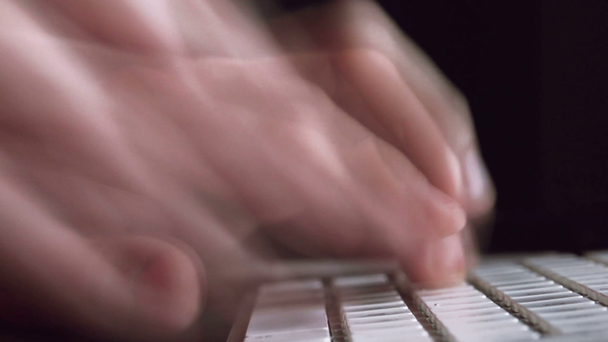 Manos masculinas en el teclado de la computadora en la habitación oscura, escritura rápida
 - Imágenes, Vídeo