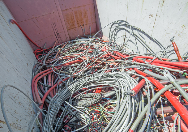 небезпечний сміттєзвалище повне електричних проводів
 - Фото, зображення