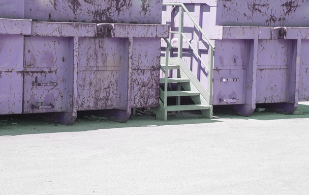atık düzenli depolama devasa renkli kaplar - Fotoğraf, Görsel