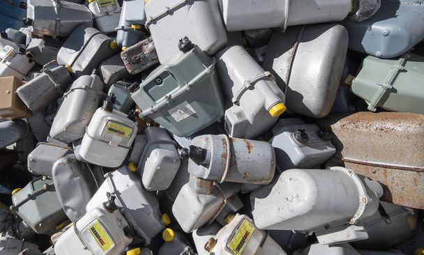rezavé staré metrů měřiče plynu v odpadní skládky - Fotografie, Obrázek