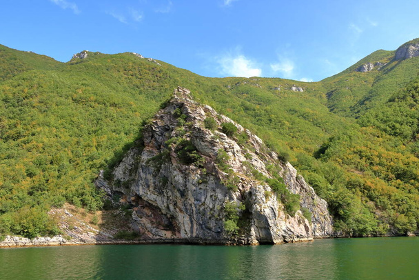 Pohled na Komanské jezero v Albánii - Fotografie, Obrázek