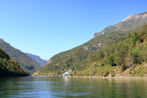 アルバニアのコマン湖沿いの和解 - 写真・画像