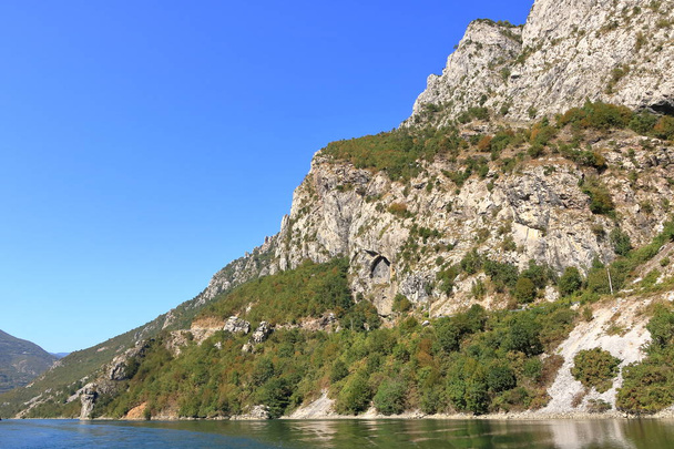 Widok na jezioro Koman w Albanii - Zdjęcie, obraz