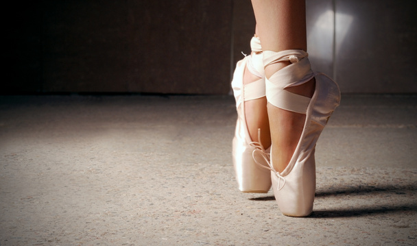 Pies de bailarina bailando en zapatillas de ballet
 - Foto, Imagen
