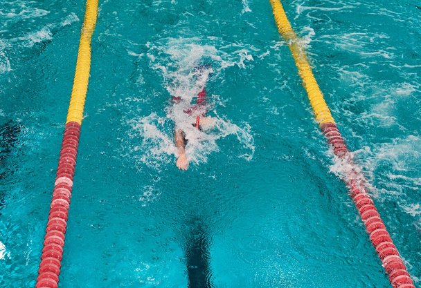 Campeonato Mundial de Natación Finlandesa. Deportes bifins acuáticos. Atletas compitiendo en la piscina azul. - Foto, imagen