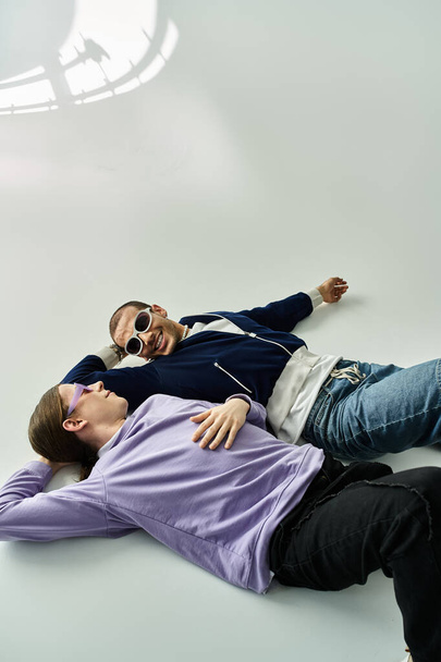 zwei Männer liegen friedlich auf dem Boden und verbinden sich miteinander und mit der Natur. - Foto, Bild
