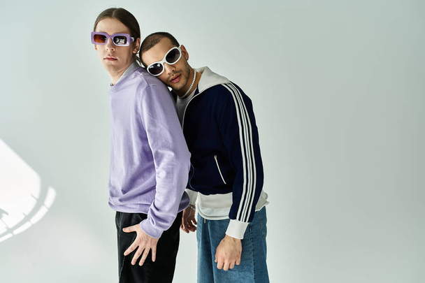 Zwei stylische Männer mit Sonnenbrille. - Foto, Bild