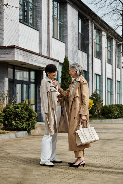 Dvě sofistikované ženy stojí v úžasu před velkou budovou. - Fotografie, Obrázek