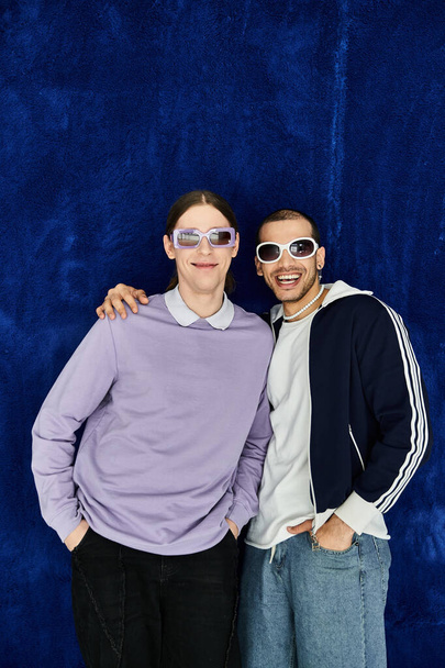 Два чоловіки з сонцезахисними окулярами стоять поруч. - Фото, зображення
