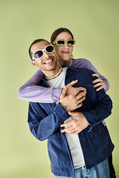 Para ludzi, dwóch mężczyzn, przytulających się w ciepłym uścisku, okazujących uczucie. - Zdjęcie, obraz